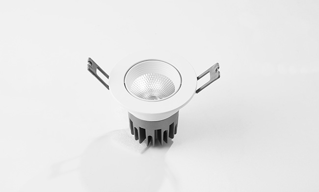 智能筒燈 華輝照明成立于1987年,是一家專業生產LED辦公吊線燈,led面板燈,面板燈廠家,直發光面板燈,側發光面板燈的大型企業。